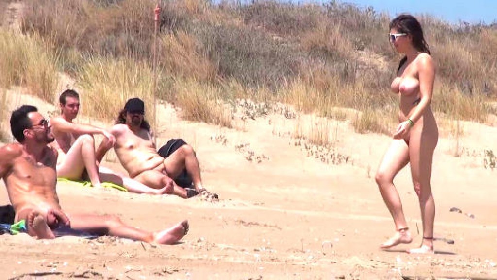 Me follo un voyeur en una playa nudista llena de mirones: os gustara saber a que playa vamos?