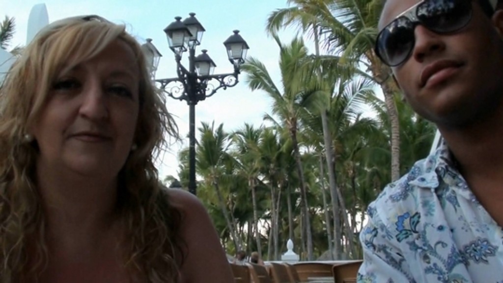 Nos vamos de vacaciones a Punta Cana y Mara se encapricha de un camarero dominicano.