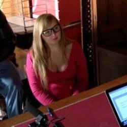 Universitaria engañada busca trabajo... así empieza la historia en el porno de Andrea Pesuk