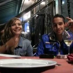 Sol y Louis se van de fiesta y terminan follando en un restaurante con un desconocido