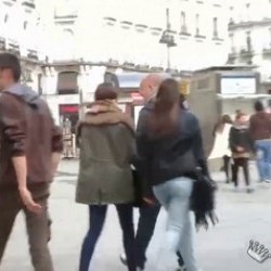 Turista mochilera cazada en la puerta de un hostal madrileño. Paula tiene 20 años y graba porno solo por dinero