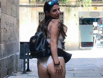 'Ahora follamos sin mascarilla, ¿no?' Se exhibe por las calles de Barcelona y se come un RABO CUBANO. ¡Lily quiere repetir!